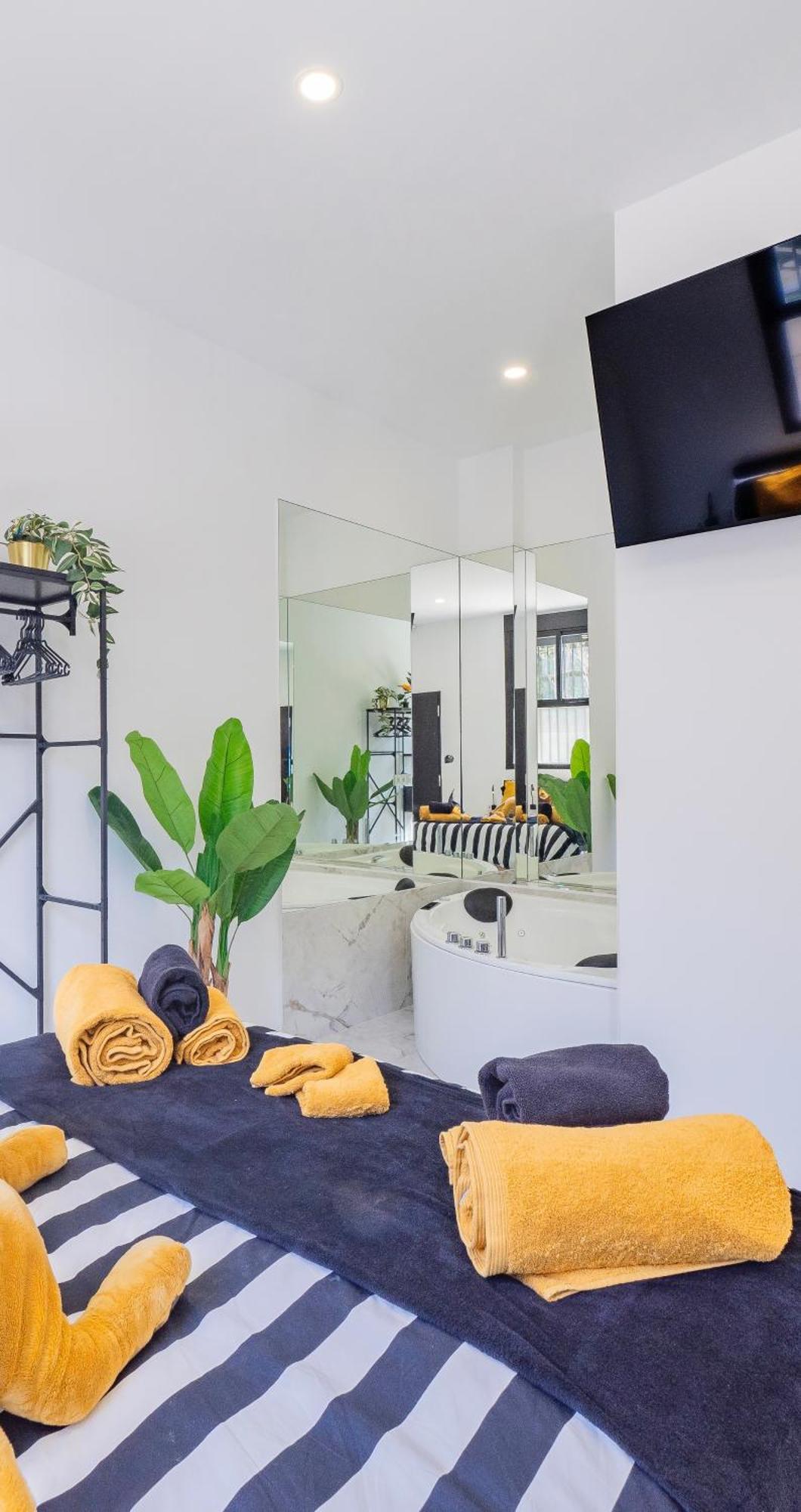 The Juanita Reina's Jacuzzi Appartement *